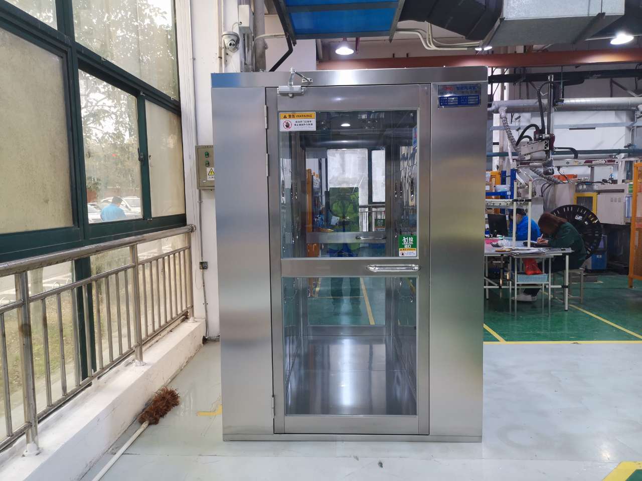 濟寧科力光電產業(yè)有限責任公司風淋室安裝現場